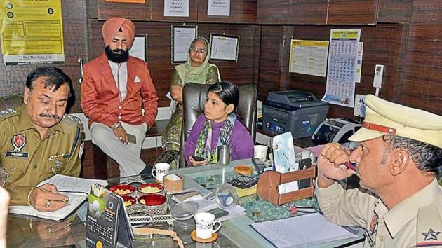 Victim Sarini Sharma narrating the incident to police officials at her employer’s office on Noorwala Road in Ludhiana on Sunday. (Gurpreet Singh/HT) Victim Sarini Sharma narrating the incident to police officials at her employer’s office on Noorwala Road in Ludhiana on Sunday. (Gurpreet Singh/HT)