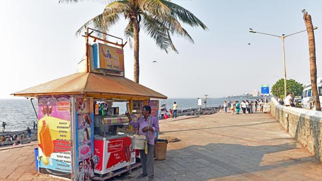 While BMC says no hawking licences have been issued, hawkers are seen occupying the Bandstand promenade. (Satyabrata Tripathy/HT Photo) While BMC says no hawking licences have been issued, hawkers are seen occupying the Bandstand promenade. (Satyabrata Tripathy/HT Photo)