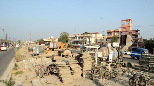 Construction material lying at a site near Gurukul Kangri-Singh Dwar on the Haridwar-Dehradun national highway.(Rameshwar Gaur /HT)