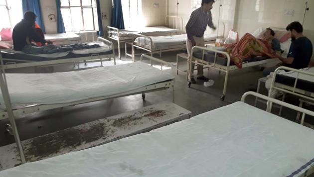 The general ward of a government hospital lies nearly empty during a strike by doctors in Jaipur on Saturday.(HT Photo/ Prabhakar Sharma)