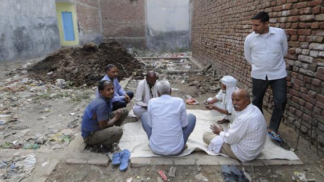 Ghaziabad, India - November 10, 2017: Residents in Khoda are forced to live amidst dirt and garbage, in Ghaziabad, India, on Friday, November 10, 2017. (Photo by Sunil Ghosh / Hindustan Times) (Sunil Ghosh/HT Photo) Ghaziabad, India - November 10, 2017: Residents in Khoda are forced to live amidst dirt and garbage, in Ghaziabad, India, on Friday, November 10, 2017. (Photo by Sunil Ghosh / Hindustan Times) (Sunil Ghosh/HT Photo)