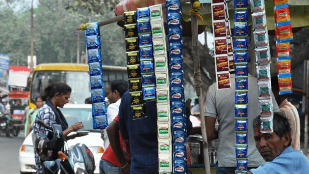 Sale of tobacco products in the open at court road in Dhanbad.(Bijay/HT File)