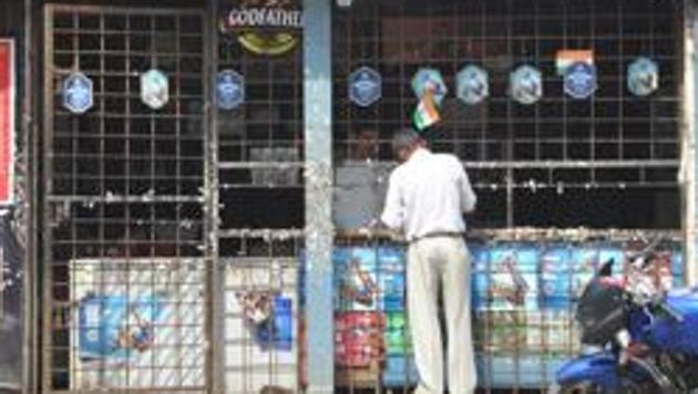 Liquor stores typically have a space for customers to consume alcohol right outside the store. (HT File Photo) Liquor stores typically have a space for customers to consume alcohol right outside the store. (HT File Photo)