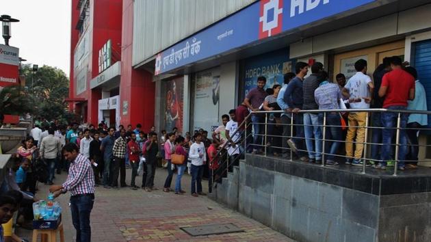 A queue outside a bank, Thane, near Mumbai, November. 12, 2016 (Praful Gangurde?HT) A queue outside a bank, Thane, near Mumbai, November. 12, 2016 (Praful Gangurde?HT)