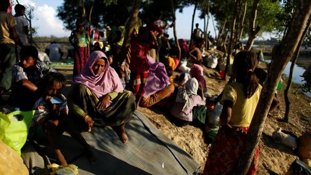 Rohingya refugees take shelter along the roadside after crossing Bangladesh-Myanmar border, in Teknaf, near Cox's Bazar, Bangladesh November 13. (REUTERS) Rohingya refugees take shelter along the roadside after crossing Bangladesh-Myanmar border, in Teknaf, near Cox's Bazar, Bangladesh November 13. (REUTERS)