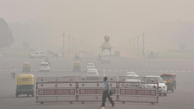 O ar pesado de poluição de Delhi resultou em baixa visibilidade em Raisina Hill. (Sonu Mehta/HT Photo)