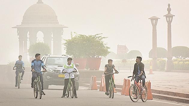 Delhi’s air is a toxic mix of vehicular emissions, construction dust, smoke from garbage and leaf burning, and fumes from thermal plants and factories. (Sonu Mehta/HT FILE) Delhi’s air is a toxic mix of vehicular emissions, construction dust, smoke from garbage and leaf burning, and fumes from thermal plants and factories. (Sonu Mehta/HT FILE)