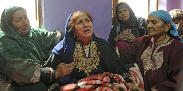 Ayesha Khan, mother of newly recruited militant Majid Khan, wails at their home in Anantnag, Kashmir(Waseem Andrabi/HT Photo)