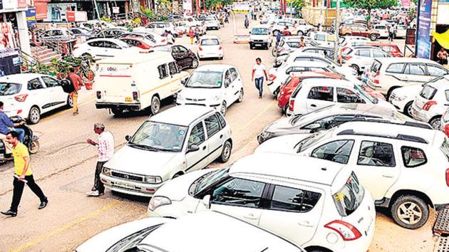 Unauthorised parking in the Sector 18 market has been a major cause of traffic congestion in the area. (Sunil Ghosh/HT File Photo) Unauthorised parking in the Sector 18 market has been a major cause of traffic congestion in the area. (Sunil Ghosh/HT File Photo)