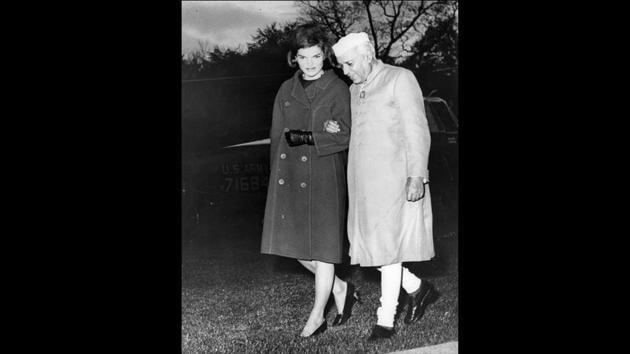 Pandit Nehru with Jacqueline Kennedy at the White House on Novemver 10, 1961. Nehru, owing to his political influence abroad, internationalised India’s democratic movement by forming various allies. (Keystone / Getty Images) Pandit Nehru with Jacqueline Kennedy at the White House on Novemver 10, 1961. Nehru, owing to his political influence abroad, internationalised India’s democratic movement by forming various allies. (Keystone / Getty Images)