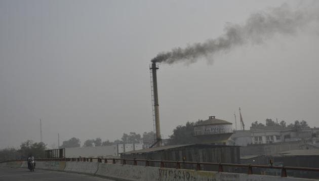 the pollution level has not been reined in and remained under the ‘severe’ category, as per the air quality index of the Central Pollution Control Board (CPCB). (Sakib Ali/HT Photo) the pollution level has not been reined in and remained under the ‘severe’ category, as per the air quality index of the Central Pollution Control Board (CPCB). (Sakib Ali/HT Photo)