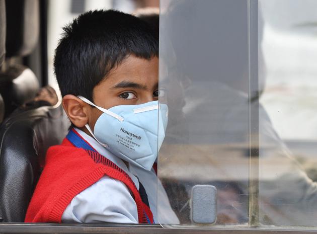 After an extended weekend break owing to pollution, city schools opened on Tuesday.(Sanjeev Verma/HT PHOTO) After an extended weekend break owing to pollution, city schools opened on Tuesday.(Sanjeev Verma/HT PHOTO)