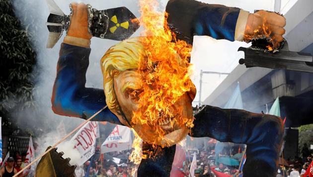 Protesters burn an effigy of U.S. President Donald Trump in Manila, Philippines. (Erik De Castro / REUTERS)