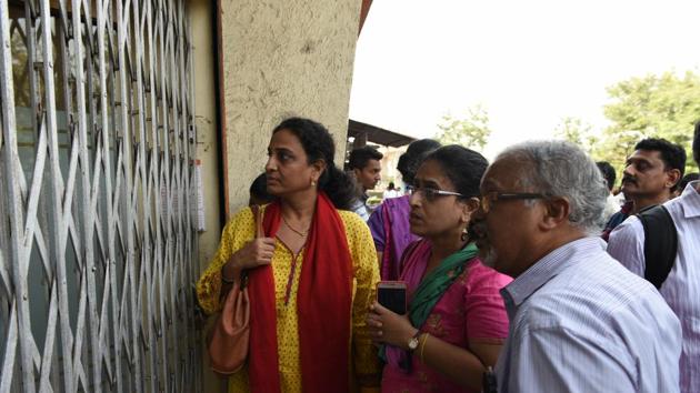 Worried customers at Bank of Baroda’s Sanpada branch after news broke that the locker room was looted. (HT) Worried customers at Bank of Baroda’s Sanpada branch after news broke that the locker room was looted. (HT)