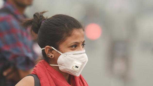 Commuters wear pollution masks in New Delhi, November 11, 2017 (Raj K Raj/HT PHOTO) Commuters wear pollution masks in New Delhi, November 11, 2017 (Raj K Raj/HT PHOTO)