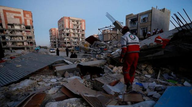 Rescue personnel conduct search and rescue work following a 7.3-magnitude earthquake at Sarpol-e Zahab in Iran's Kermanshah province on November 13, 2017.(AFP Photo) Rescue personnel conduct search and rescue work following a 7.3-magnitude earthquake at Sarpol-e Zahab in Iran's Kermanshah province on November 13, 2017.(AFP Photo)