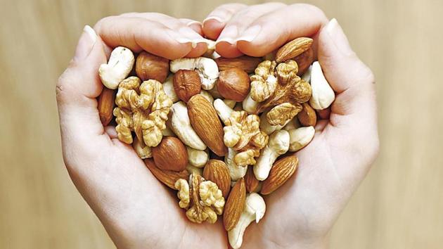 People who ate tree nuts, such as almonds, cashews, chestnuts and pistachios, have a 15% lower risk of heart disease.(Shutterstock)