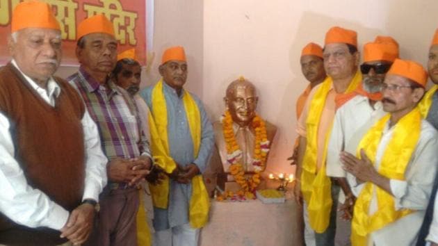 The Hindu Mahasabha on Wednesday installed a bust of Nathuram Godse inside its office premises in Guwalior to worship Mahatma Gandhi’s killer.(HT Photo)