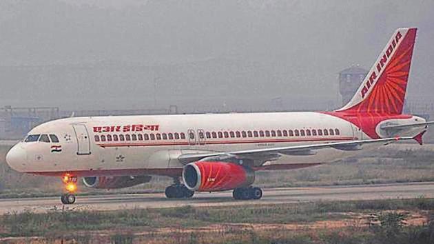 Indigo and KLM flights from Mumbai and Spicejet’s from Srinagar also reached late at the Chandigarh airport. (HT photo) Indigo and KLM flights from Mumbai and Spicejet’s from Srinagar also reached late at the Chandigarh airport. (HT photo)