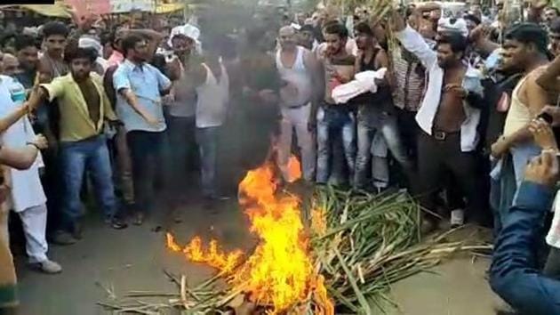 Sugarcane farmers stage a protest and burnt sugarcane in Narsinghpur demanding higher prices for their produce. (ANI Twitter) Sugarcane farmers stage a protest and burnt sugarcane in Narsinghpur demanding higher prices for their produce. (ANI Twitter)