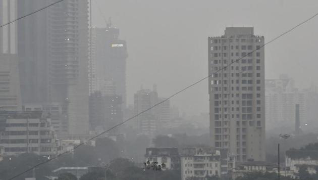 Smog over Parel on Tuesday.(Shashi S Kashyap/ HT PHOTO)