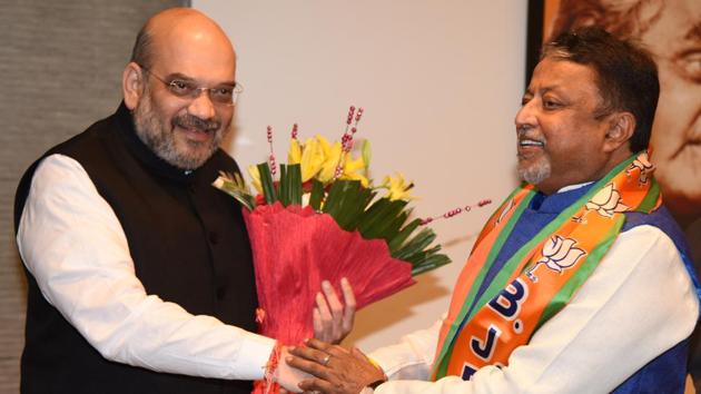BJP president Amit Shah is seen welcoming former Trinamool Congress Leader Mukul Roy into the party fold.(HT File Photo)