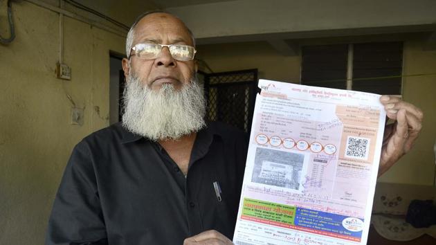 Dr Khan Riyazuddin Sirajuddin with the exorbitant MSEDCL bill at his residence in Kondhwa on Monday. (HT PHOTO) Dr Khan Riyazuddin Sirajuddin with the exorbitant MSEDCL bill at his residence in Kondhwa on Monday. (HT PHOTO)