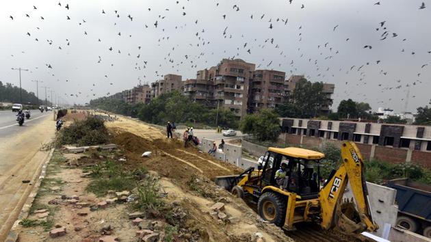 The first package of NH-24 project, stretching from Akshardham Temple to Delhi-UP border will be ready by December this year(Sonu Mehta/HT PHOTO) The first package of NH-24 project, stretching from Akshardham Temple to Delhi-UP border will be ready by December this year(Sonu Mehta/HT PHOTO)