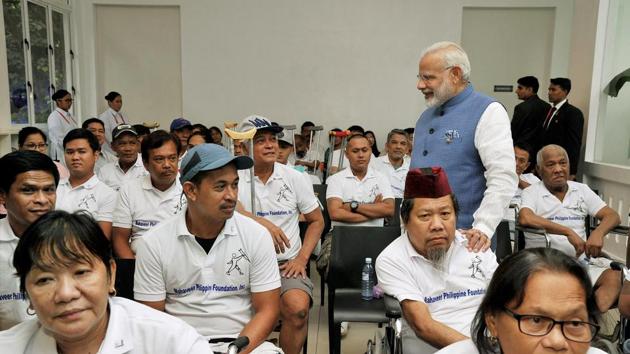 Prime Minister Narendra Modi interacts with the Jaipur Foot beneficiaries, in Manila, Philippines, on Monday.(PTI)