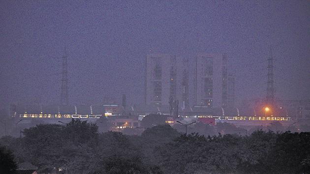 The air quality index in Gurgaon on Wednesday was 350, in the very poor category. (Sanjeev Verma/HT PHOTO) The air quality index in Gurgaon on Wednesday was 350, in the very poor category. (Sanjeev Verma/HT PHOTO)