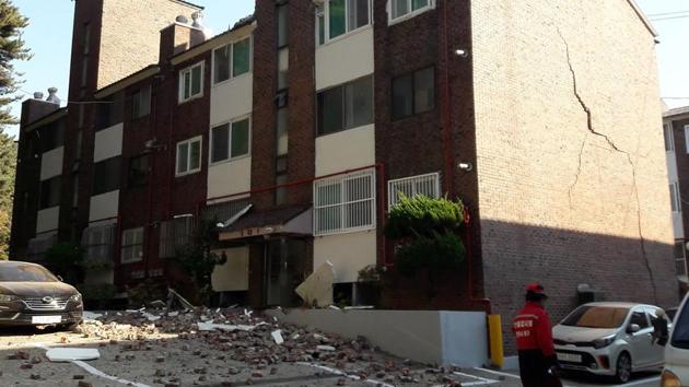 Bricks that fell off a building after a 5.4-magnitude earthquake are seen in the southeastern port city of Pohang on Wednesday. (AFP) Bricks that fell off a building after a 5.4-magnitude earthquake are seen in the southeastern port city of Pohang on Wednesday. (AFP)