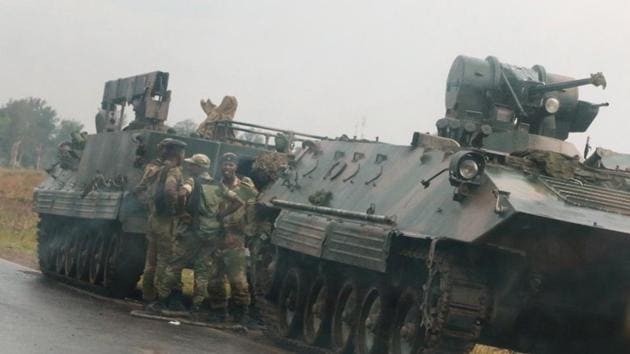 Soldiers stand beside military vehicles just outside Harare,Zimbabwe,November 14,2017.(REUTERS)