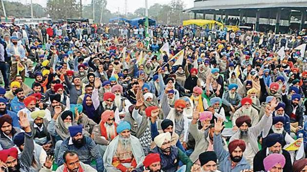 Farmers protesting at the grain market in Phagwara on Wednesday. (HT photo) Farmers protesting at the grain market in Phagwara on Wednesday. (HT photo)