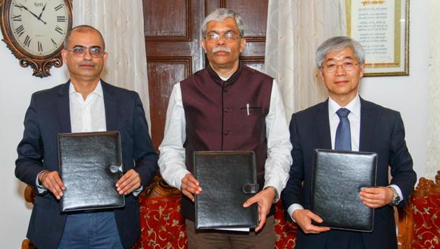(L to R) Charanpreet Singh, CEO of AIM education with vice-chancellor, SPPU, Prof N R Karmalkar and Prof Haiwon Lee, president, ARN-Korea. The Pune university signed MoUs with the Asian Research Network (ARN), Korea and Praxis Business School, Kolkata, on November 14. (HT PHOTO) (L to R) Charanpreet Singh, CEO of AIM education with vice-chancellor, SPPU, Prof N R Karmalkar and Prof Haiwon Lee, president, ARN-Korea. The Pune university signed MoUs with the Asian Research Network (ARN), Korea and Praxis Business School, Kolkata, on November 14. (HT PHOTO)