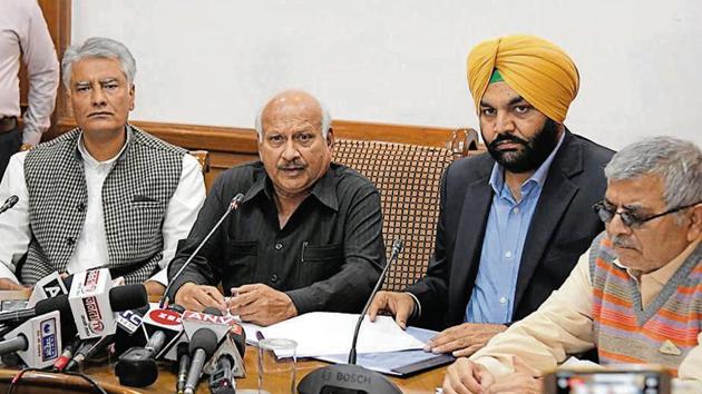 (From left) Gurdaspur MP Sunil Jakhar; Punjab parliamentary affairs minister Brahm Mohindra; Amritsar MP Gurjit Singh Aujla and Patiala MP Dharamvira Gandhi at a press conference in Chandigarh on Wednesday. (Karun Sharma/HT) (From left) Gurdaspur MP Sunil Jakhar; Punjab parliamentary affairs minister Brahm Mohindra; Amritsar MP Gurjit Singh Aujla and Patiala MP Dharamvira Gandhi at a press conference in Chandigarh on Wednesday. (Karun Sharma/HT)