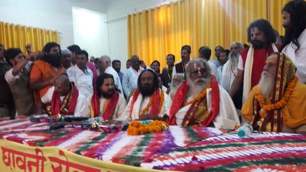Art of Living founder Sri Sri Ravi Shankar meeting Mahant Nritya Gopal Das in Ayodhya. (HT Photo) Art of Living founder Sri Sri Ravi Shankar meeting Mahant Nritya Gopal Das in Ayodhya. (HT Photo)