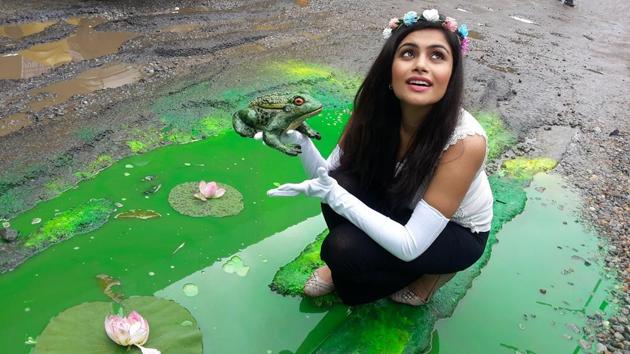 Last year, Baadal Nanjundaswamy got a ‘princess’ to ‘kiss a frog’ using a pothole as his canvas on the outskirts of Bengaluru. (Courtesy: Baadal Nanjundaswamy’s Facebook page)