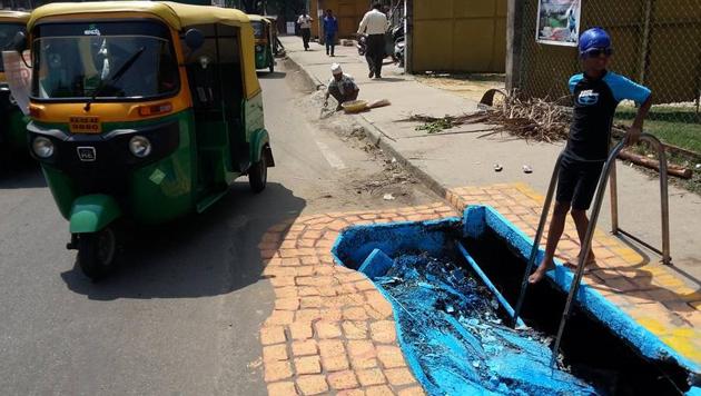 Nanjundaswamy campaigns are self-funded and he has created at least 25 art installations based on civic issues. (Courtesy: Baadal Nanjundaswamy’s Facebook page)