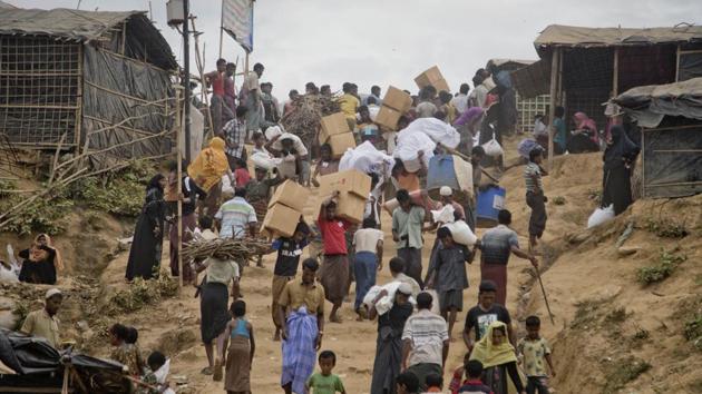Rohingya Muslims, who crossed over from Myanmar into Bangladesh, walk with bags of aid handouts at Kutupalong refugee camp in Ukhiya, Bangladesh, November 15, 2017. (AP Photo) Rohingya Muslims, who crossed over from Myanmar into Bangladesh, walk with bags of aid handouts at Kutupalong refugee camp in Ukhiya, Bangladesh, November 15, 2017. (AP Photo)