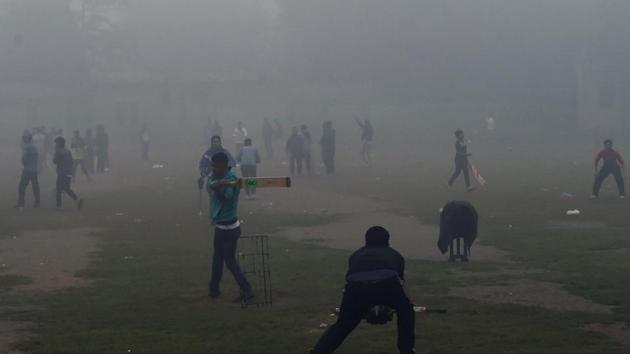 (FILES) This file photo taken on November 12, 2017 shows Pakistani youths playing cricket amid heavy smog in Lahore. (AFP) (FILES) This file photo taken on November 12, 2017 shows Pakistani youths playing cricket amid heavy smog in Lahore. (AFP)