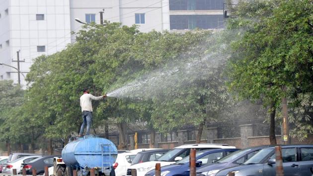 The Arvind Kejriwal government has faced criticism for its handling of the annual crisis that poses serious health risk, especially to the children and the elderly. (Sunil Ghosh/HT Pshoto)