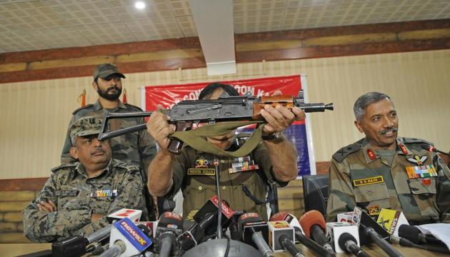 Inspector general of police Muneer Khan displays an AK-47 Draco rifle during a joint press conference with Army and CRPF officers recently.(Waseem Andrabi / HT File)