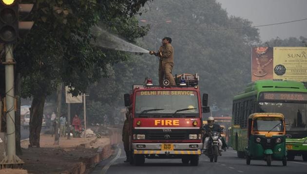 Firefighters spray water onto trees along the roadside in a bid to curb air pollution by combatting accumulated dust in New Delhi on November 16, 2017. (AFP) Firefighters spray water onto trees along the roadside in a bid to curb air pollution by combatting accumulated dust in New Delhi on November 16, 2017. (AFP)