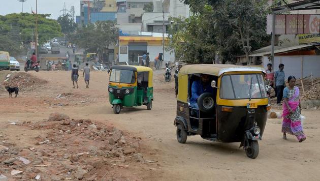 This photograph taken on November 1, 2017 shows rickshaws negotiating their way along a bumpy, unasphalted stretch of road in Bangalore. It is described as India's answer to Silicon Valley but the tech hub of Bangalore, known for its start-up culture and entrepreneurism, is struggling to solve an age-old problem: potholes. (Manjunath Kiran / AFP)