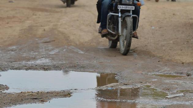 The spate of accidents and near misses has spooked motorists in Bangalore, one of India’s most prosperous and developed cities. (Manjunath Kiran / AFP)