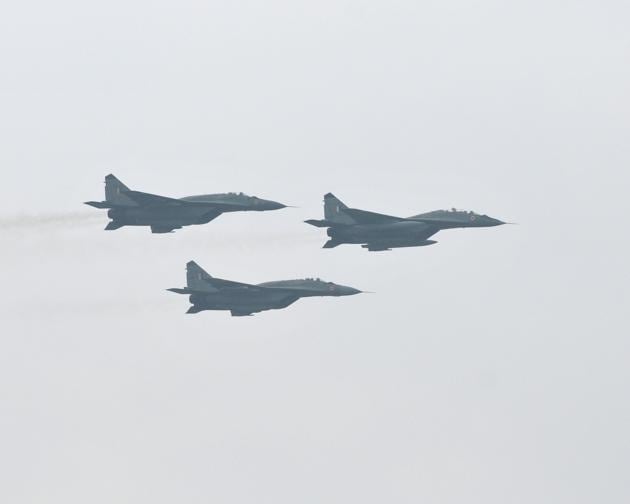 Earlier, the President took the salute at a march past. The IAF put up an impressive aerobatic display in which aircrafts, including Hawks and Sarang helicopters, took part. (Pardeep Pandit/ht) 