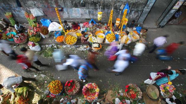 In a first, the civic body started to file first information reports (FIR) against hawkers who reoccupy spots after getting evicted, on charges of obstructing a government official from doing duty. (Hindustan Times) In a first, the civic body started to file first information reports (FIR) against hawkers who reoccupy spots after getting evicted, on charges of obstructing a government official from doing duty. (Hindustan Times)