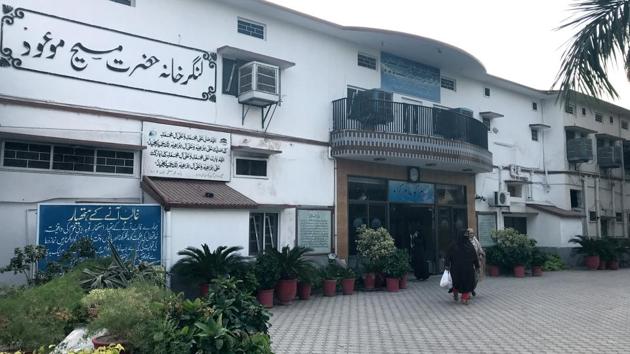 Women walk out of a community centre and hostel building of the Ahmadi community in Rabwah, Pakistan October 19, 2017. Picture taken October 19, 2017. (REUTERS Photo) Women walk out of a community centre and hostel building of the Ahmadi community in Rabwah, Pakistan October 19, 2017. Picture taken October 19, 2017. (REUTERS Photo)