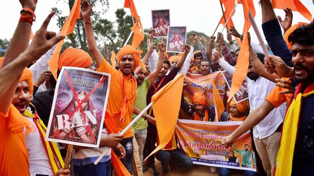 Members of Rashtriya Rajput Karni Sena shout slogans against fimmaker Sanjay Leela Bhansali during a protest demanding a total ban on the movie Padmavati in Bengaluru on Wednesday.(PTI)