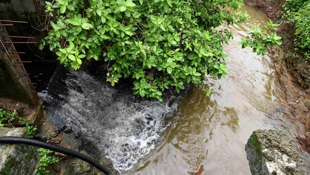 Industries ar dumping untreated waste directly into the Kasadi river(Hindustan Times)